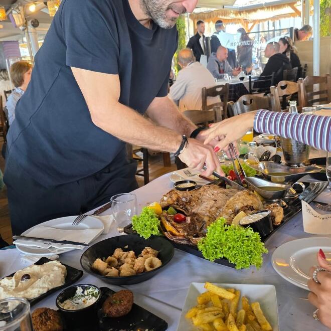 Τσιμτσιλή: Με τον Θέμη Σοφό και την ομάδα του Happy Day σε ταβερνάκι