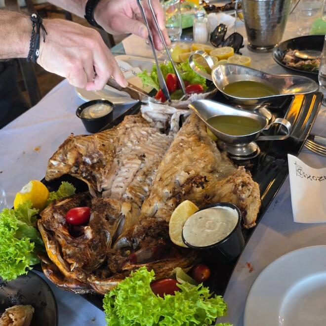 Τσιμτσιλή: Με τον Θέμη Σοφό και την ομάδα του Happy Day σε ταβερνάκι