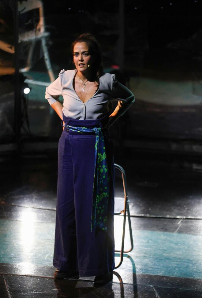 Στιγμιότυπο από την παράσταση «Απόρρητο», στην οποία πρωταγωνιστεί η Μαριάννα Κιμούλη / NDP Photo Agency (Ανδρέας Νικολαρέας)