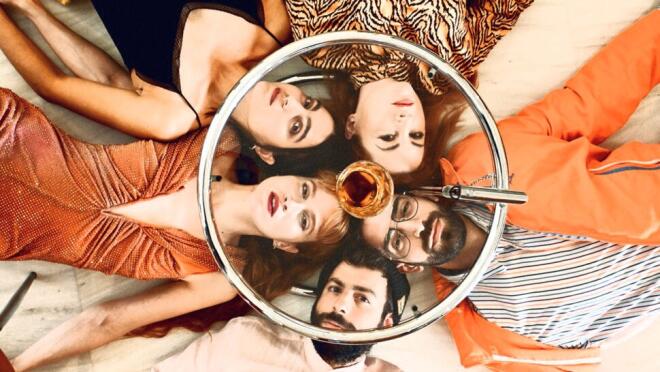 (Love me) Tinder στο THEATRE OF THE NO: Ο έρωτας στην εποχή των αλγορίθμων