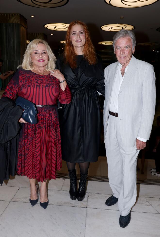 Μπέσσυ Αργυράκη- Εβελίνα Νικόλιζα- Λευτέρης Νικόλιζας σε θεατρική πρεμιέρα, τον Νοέμβριο του 2023/ NDP ΑΝΔΡΕΑΣ ΝΙΚΟΛΑΡΕΑΣ