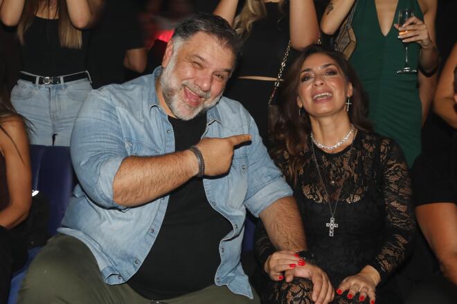 Αντωνίου: Βραδινή έξοδος με lace dress - Στην αγκαλιά του Αρναούτογλου