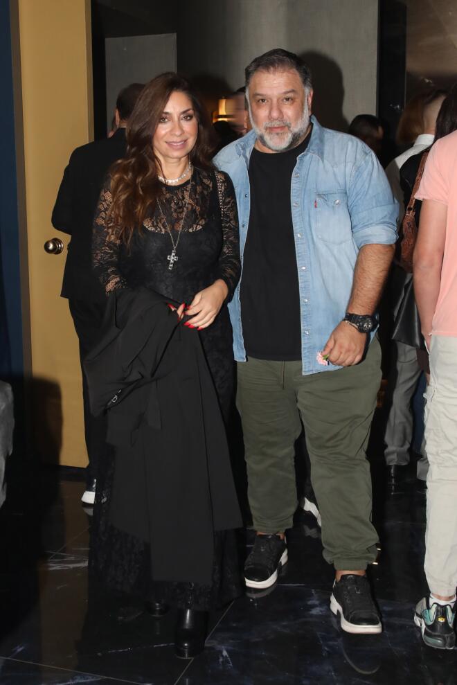 Αντωνίου: Βραδινή έξοδος με lace dress - Στην αγκαλιά του Αρναούτογλου