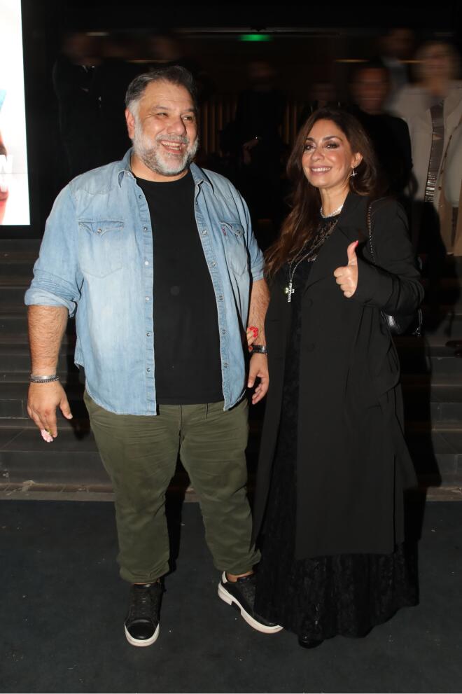 Αντωνίου: Βραδινή έξοδος με lace dress - Στην αγκαλιά του Αρναούτογλου