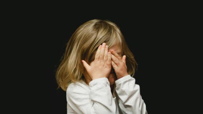 Πέντε ιστορίες κακοποίησης παιδιών που συγκλόνισαν την Ελλάδα