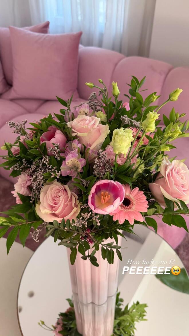 Η ανθοδέσμη που της έστειλε ο σύντροφός της