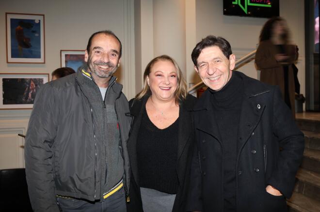 Θάνος Κωνσταντάκης και Ρένια Λουιζίδου, με τον Γεράσιμο Σκιαδαρέση σε θεατρική πρεμιέρα τον Δεκέμβριο του 2024/ NDP ΕΛΛΗ ΠΟΥΠΟΥΛΙΔΟΥ