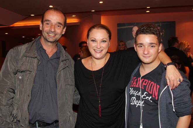 Η Ρένια Λουιζίδου με τον σύζυγό της, Θάνο Κωνσταντάκη & τον γιο τους, Βίκτωρα, το 2015/ NDP