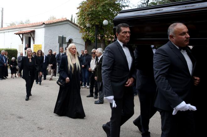 Μάρα Θρασυβουλίδου στην κηδεία του συζύγου της/  NDP