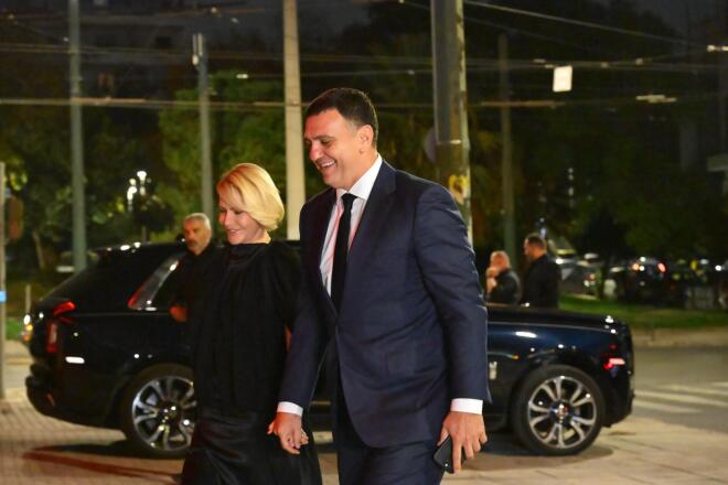 Βασίλης Κικίλας και Τζένη Μπαλατσινού στην έξοδο της Γκίλφοϊλ στον Αργυρό