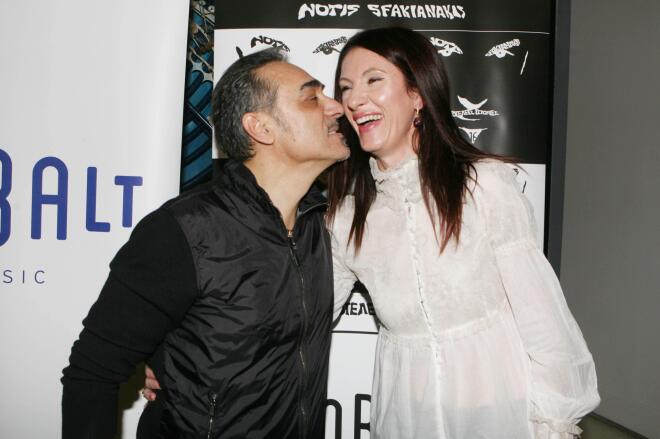 O Νότης Σφακιανάκης με τη σύζυγό του, Κίλι στην απονομή του πολυπλατινένιου δίσκου του «16 Αυτοτελείς Ιστορίες», το 2013/ NDP