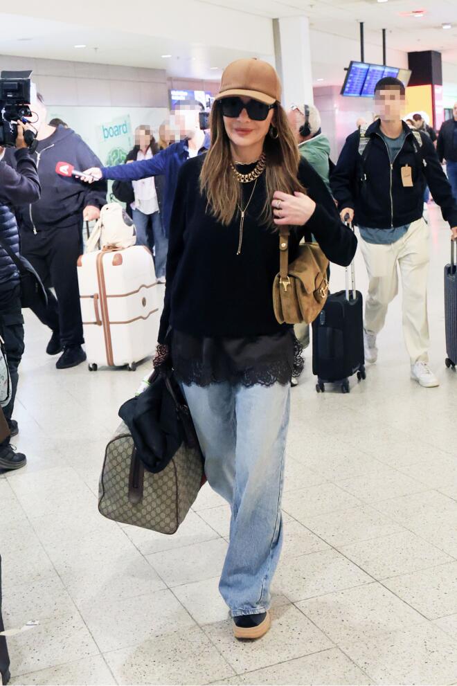 Δέσποινα Βανδή: Η stylish εμφάνιση στο αεροδρόμιο με Gucci βαλίτσα