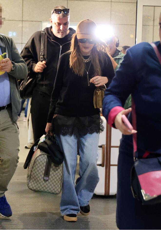 Δέσποινα Βανδή: Η stylish εμφάνιση στο αεροδρόμιο με Gucci βαλίτσα