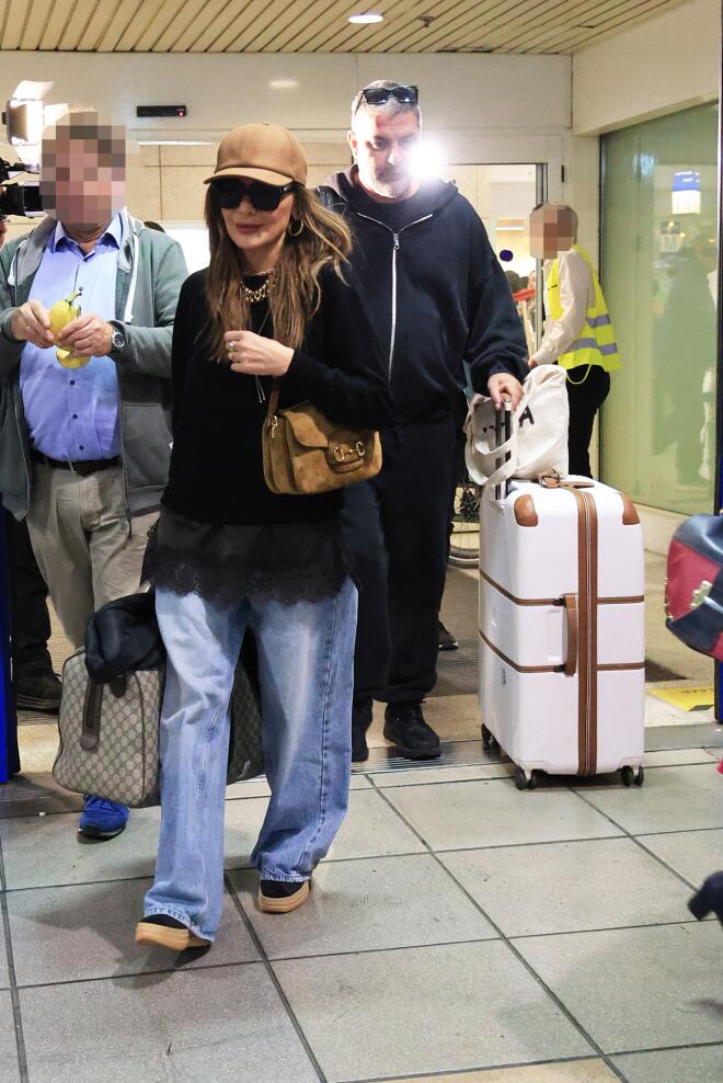 Δέσποινα Βανδή: Η stylish εμφάνιση στο αεροδρόμιο με Gucci βαλίτσα