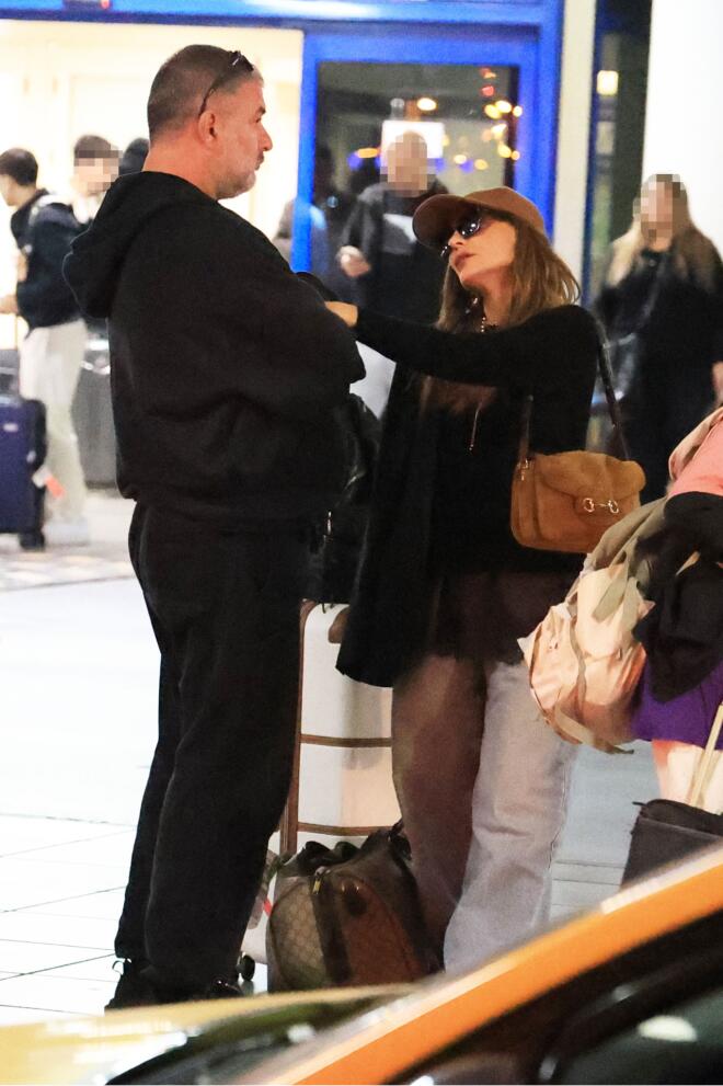 Δέσποινα Βανδή: Η stylish εμφάνιση στο αεροδρόμιο με Gucci βαλίτσα