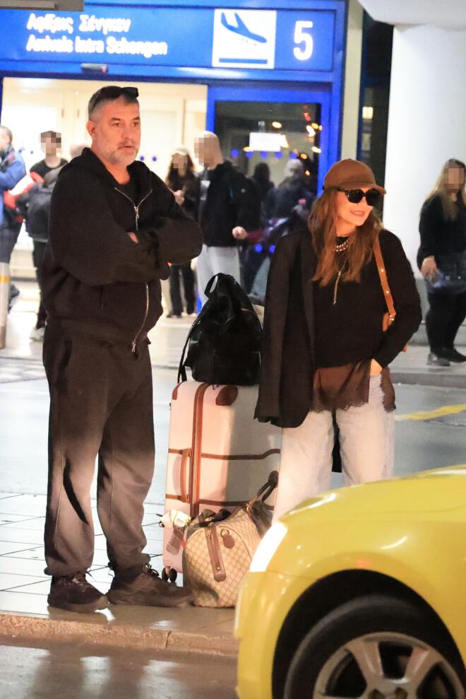 Δέσποινα Βανδή: Η stylish εμφάνιση στο αεροδρόμιο με Gucci βαλίτσα