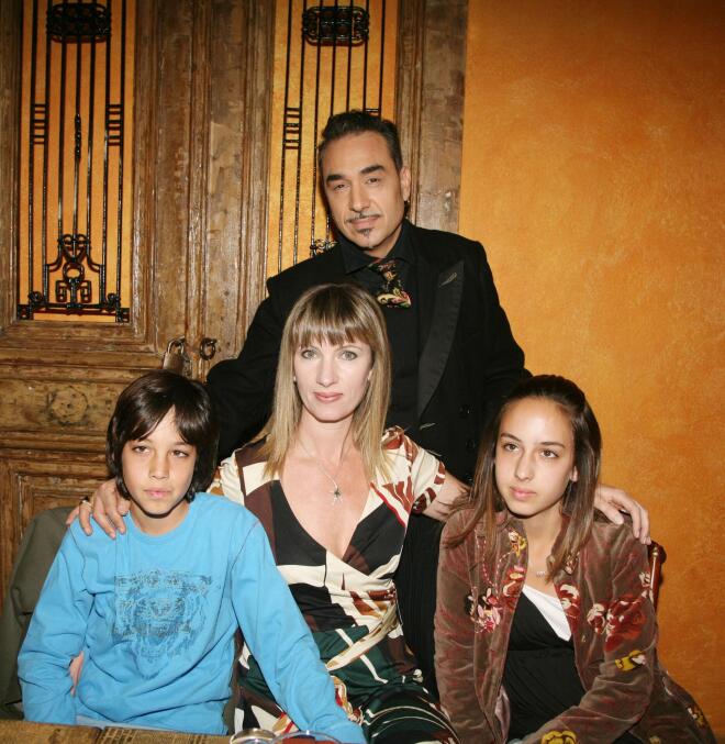 Ο Νότης Σφακιανάκης με τη σύζυγό του,Κίλι & τα παιδιά τους,Απόλλωνα & Αφροδίτη το 2007