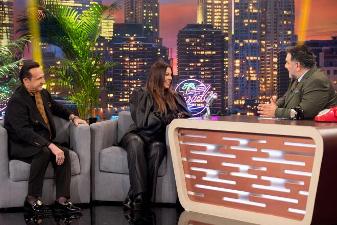 Ο Λευτέρης Πανταζής κι η Άντζελα Δημητρίου με τον Γρηγόρη Αρναούτογλου