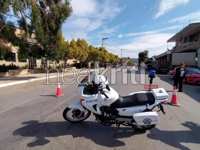 Η αστυνομία πραγματοποιεί ελέγχους στην είσοδο του χωριού για το ποιος μπαίνει λόγω της κηδείας της 56χρονης - neakriti.gr