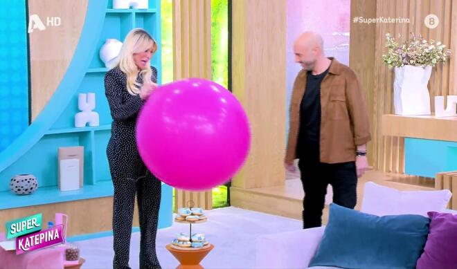 Κατερίνα Καινούργιου: Το ροζ μπαλόνι κι η... σπόντα του καλεσμένου