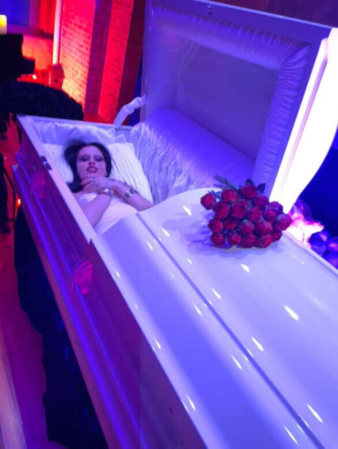 Οικοδέσποινα Halloween πάρτυ