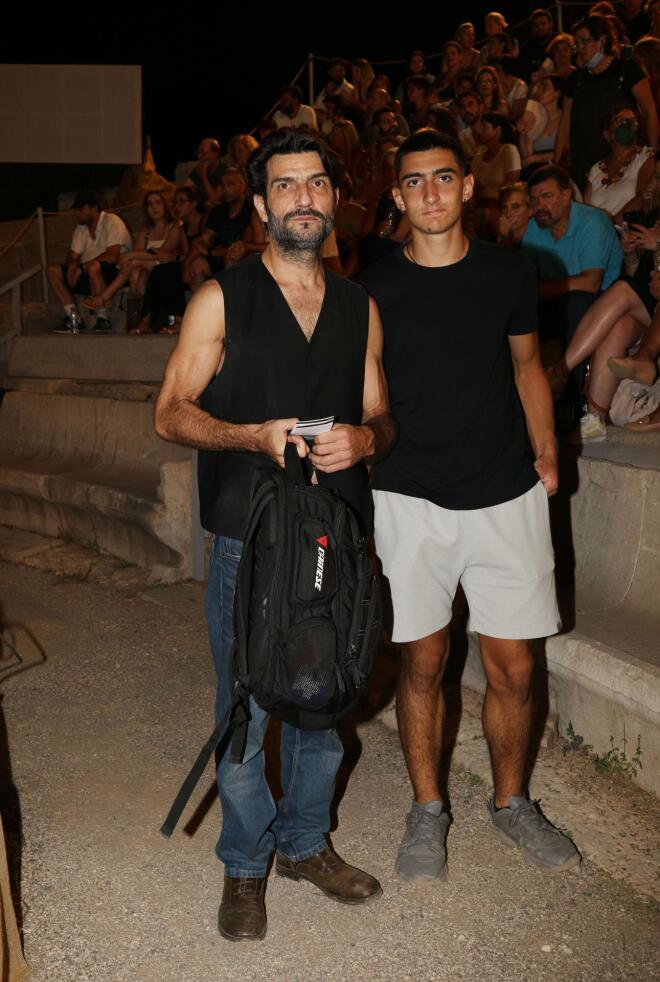 O Νίκος Κουρής με τον γιο του, Πέτρο στο Μικρό Θέατρο Αρχαίας Επιδαύρου, τον Ιούλιο του 2024/ NDP ΘΩΜΑΣ ΔΑΣΚΑΛΑΚΗΣ