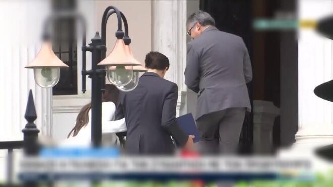 H Γκίλφοϊλ χαιρετά τον Πίνατ που την περίμενε στην είσοδο του Μεγάρου Μαξίμου