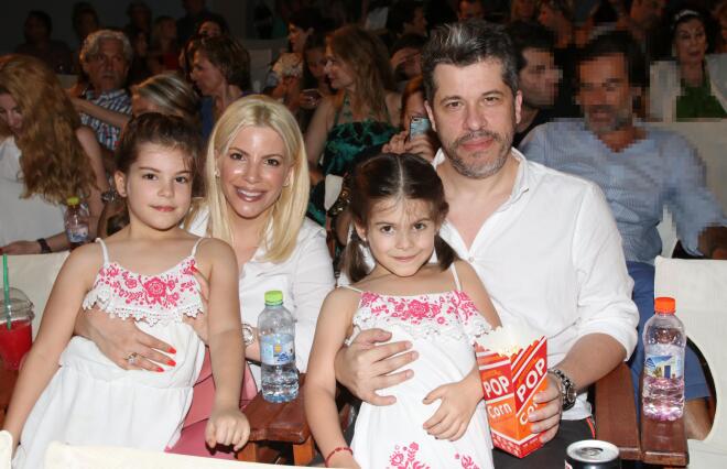 Χάρης και Αντελίνα Βαρθακούρη με τις κόρες τους, το 2018/ NDP