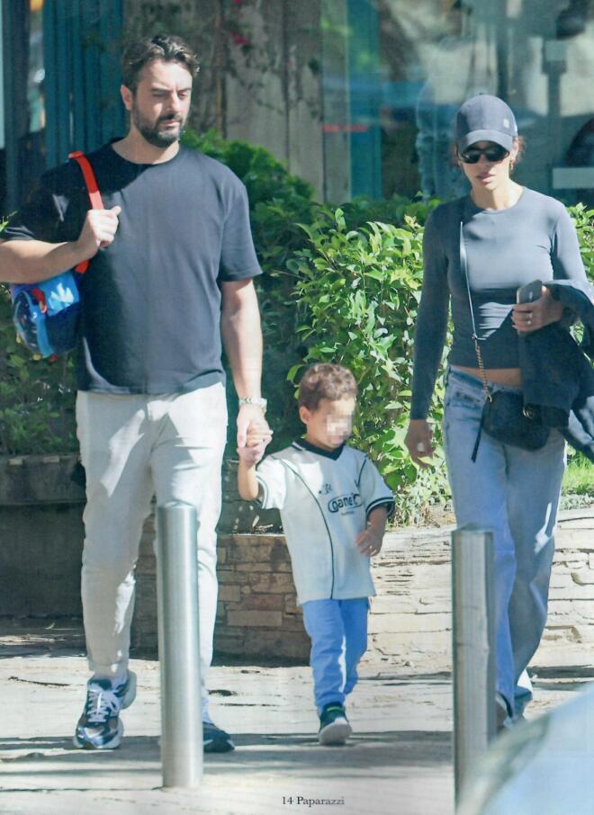 Ελένη Φουρέιρα με τον μικρό Ερμή και τον νονό του γιου της, Πέτρο Τσαπαρδώνη/ περιοδικό ΟΚ!