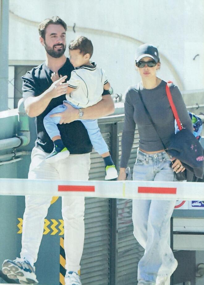 Ελένη Φουρέιρα με τον μικρό Ερμή και τον νονό του γιου της, Πέτρο Τσαπαρδώνη/ περιοδικό ΟΚ!