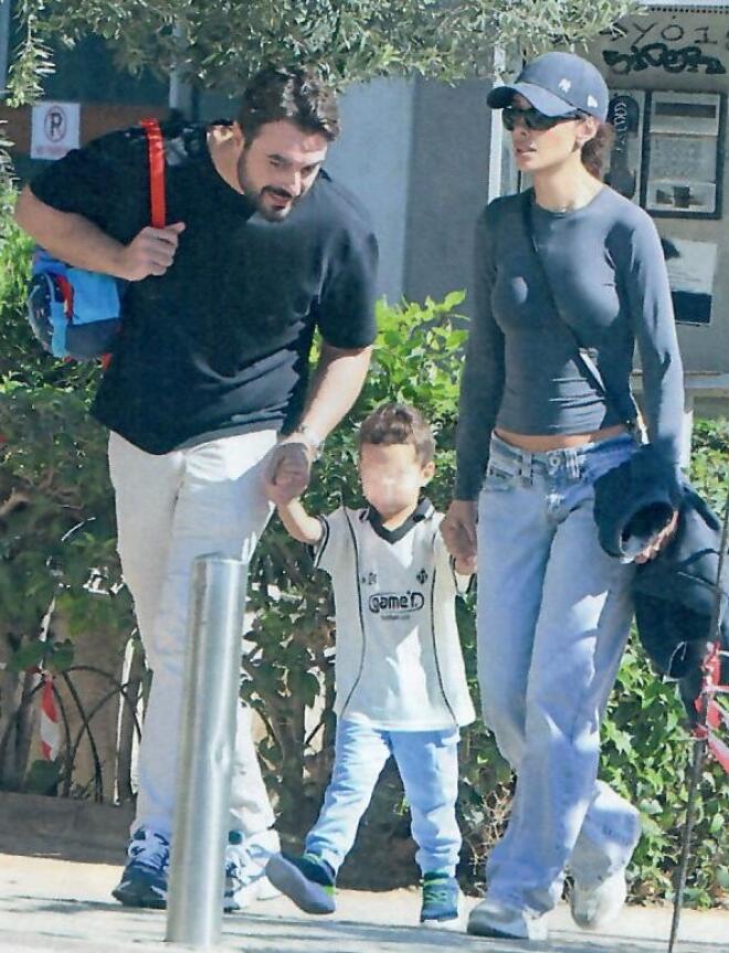 Ελένη Φουρέιρα με τον μικρό Ερμή και τον νονό του γιου της, Πέτρο Τσαπαρδώνη/ περιοδικό ΟΚ!