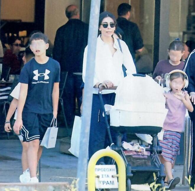 Ολυμπία Χοψονίδου: Με τα παιδιά της και τον ανιψιό της στο καρότσι σε οικογενειακή έξοδο/ περιοδικό ΟΚ!