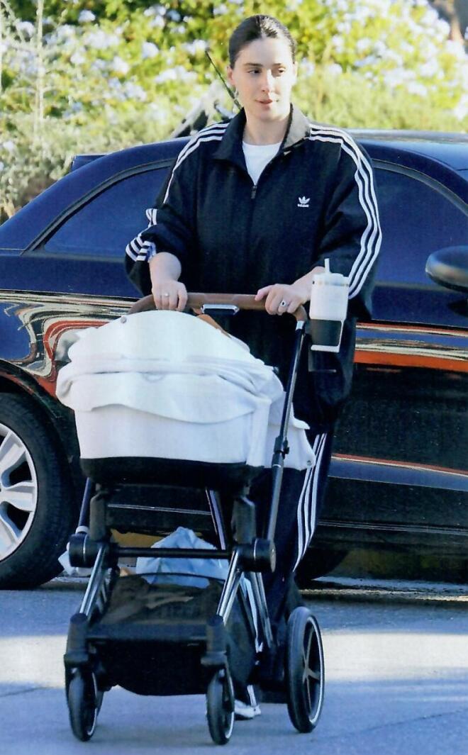 Βαλέρια Χοψονίδου: Με τον 3,5 μηνών γιο της στο καρότσι σε οικογενειακή έξοδο/ περιοδικό ΟΚ!