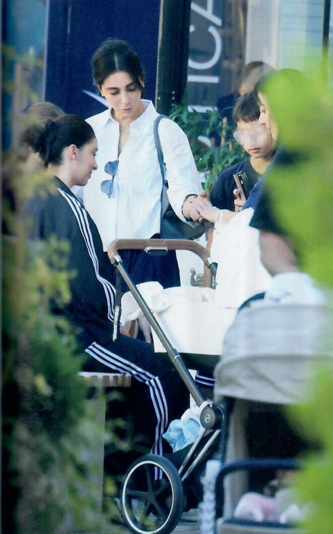 Ολυμπία Χοψονίδου: Με τα παιδιά της και τον ανιψιό της στο καρότσι σε οικογενειακή έξοδο/ περιοδικό ΟΚ!