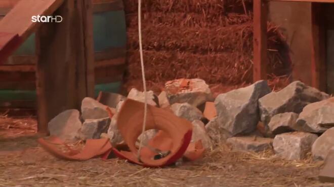 Φάρμα: Η σπασμένη στάμνα της Στέλλας