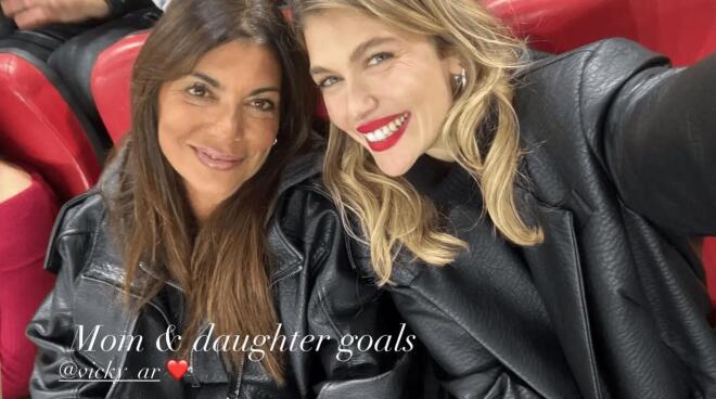 Η Κλέλια Ανδριολάτου με τη μητέρα της στο γήπεδο