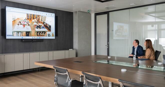 H Υπουργός Παιδείας, Σοφία Ζαχαράκη μαζί με τον Πρόεδρο και Διευθύνοντα Σύμβουλο του Ομίλου ΟΤΕ, Κώστα Νεμπή συνομιλούν διαδικτυακά με μαθητές του Δημοτικού Σχολείου στο Σκεπαστό Καλαβρύτων σχετικά με τις δυνατότητες που προσφέρει το γρήγορο ίντερνετ.