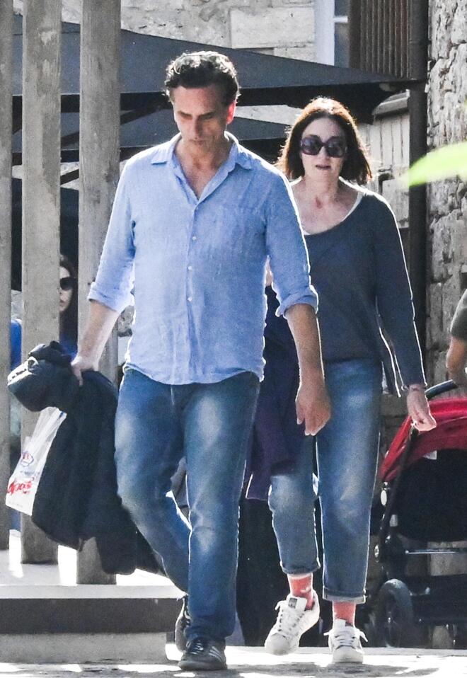 Νίκος Ψαρράς - Έλενα Καρακούλη: Χαλαρή βόλτα στο κέντρο της Αθήνας με τον 11χρονο γιο τους / NDP Photo Agency