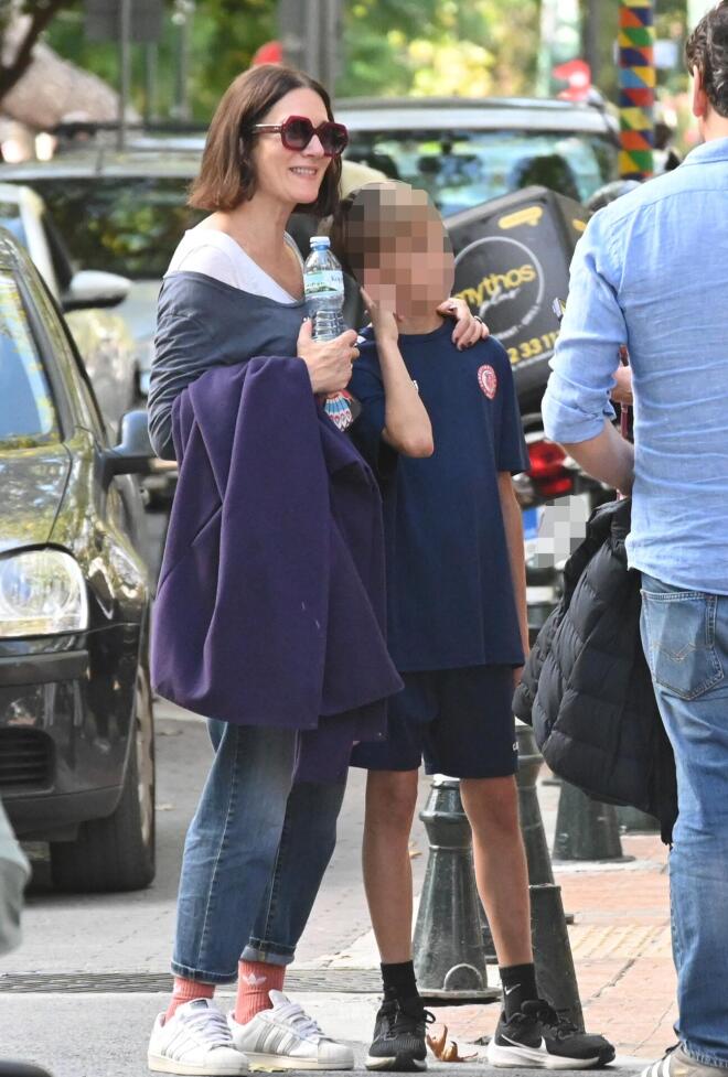 Νίκος Ψαρράς - Έλενα Καρακούλη: Χαλαρή βόλτα στο κέντρο της Αθήνας με τον 11χρονο γιο τους / NDP Photo Agency