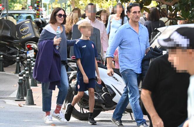 Νίκος Ψαρράς - Έλενα Καρακούλη: Χαλαρή βόλτα στο κέντρο της Αθήνας με τον 11χρονο γιο τους / NDP Photo Agency