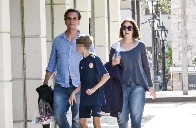 Νίκος Ψαρράς - Έλενα Καρακούλη: Χαλαρή βόλτα στο κέντρο της Αθήνας με τον 11χρονο γιο τους / NDP Photo Agency