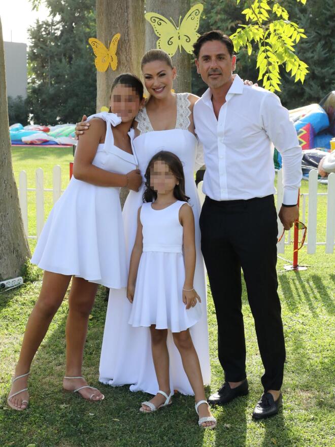 Η Δέσποινα Καμπούρη κι ο Βαγγέλης Ταρασιάδης με τις κορούλες τους