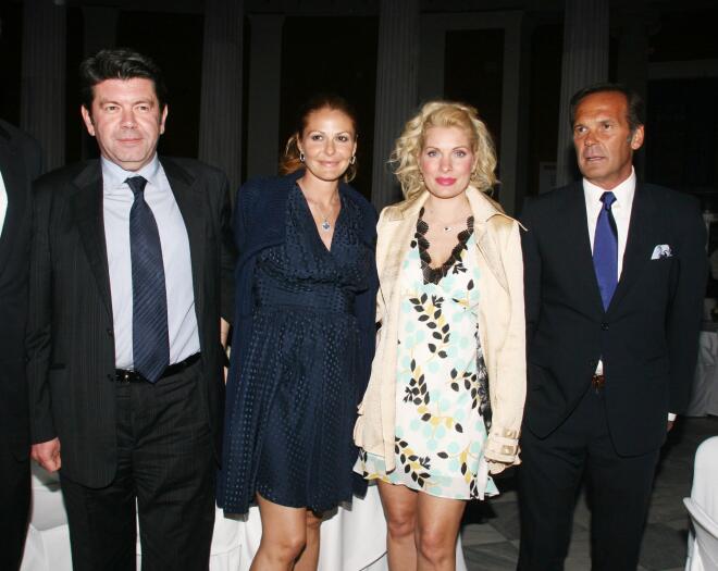 Ο Πέτρος Κωστόπουλος κι η Τζένη Μπαλατσινού με τους κουμπάρους τους, Ελένη Μενεγάκη και Γιάννη Λάτσιο