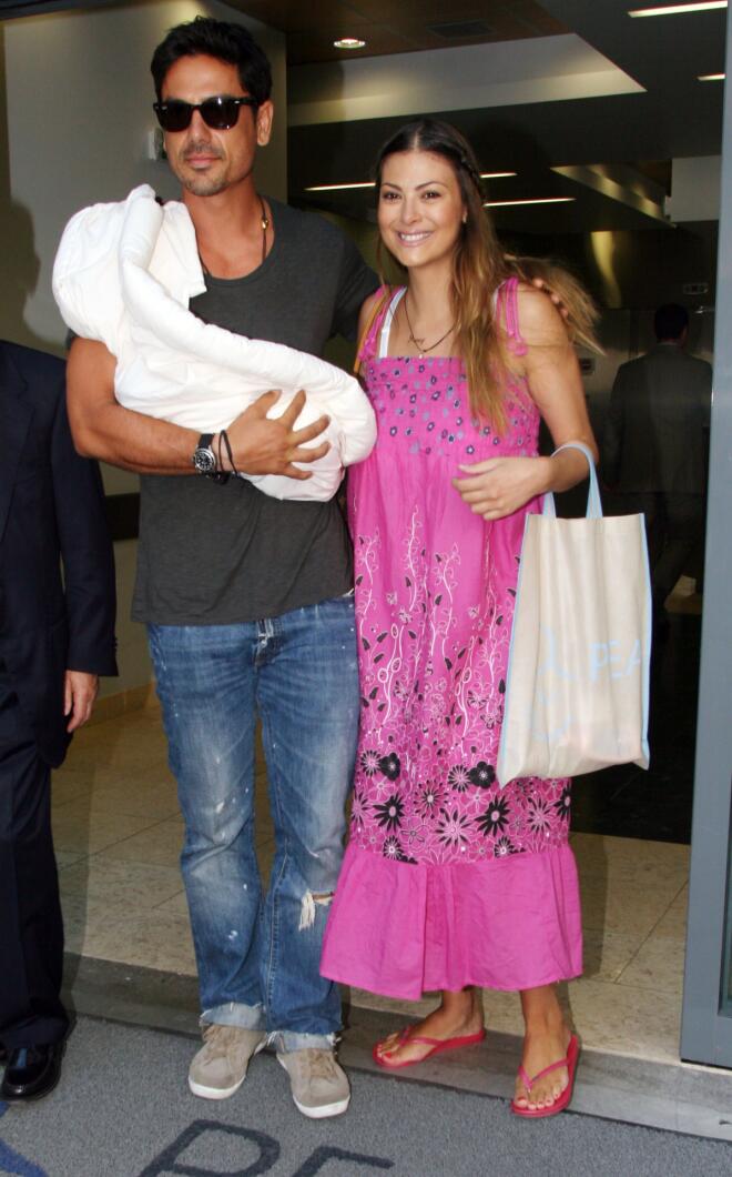 Έξοδος Δέσποινας Καμπούρη από το μαιευτήριο, μαζί με τον Βαγγέλη Ταρασιάδη και την κόρη τους, τον Αύγουστο του 2011/ NDP