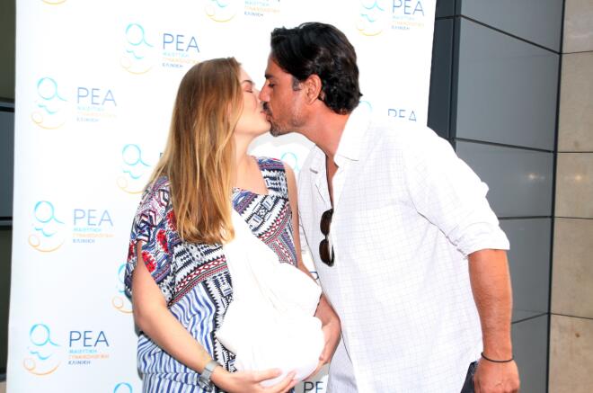 Έξοδος Δέσποινας Καμπούρη από το μαιευτήριο, με τον Βαγγέλη Ταρασιάδη και τη δεύτερη κόρη τους, τον Ιούνιο του 2016/ NDP