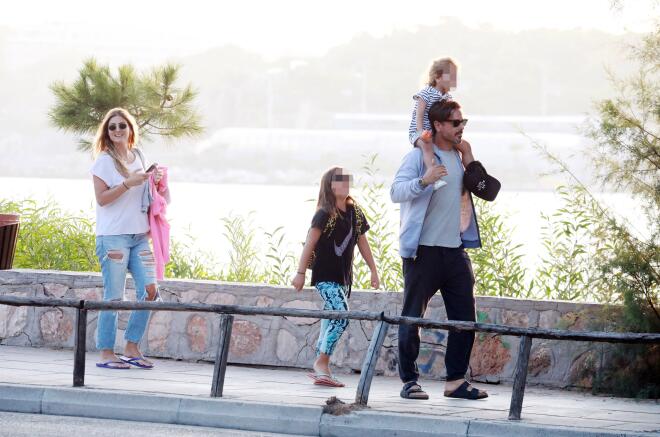 Βαγγέλης Ταρασιάδης- Δέσποινα Καμπούρη με τις κόρες τους στη Βουλιαγμένη, το 2019/ NDP