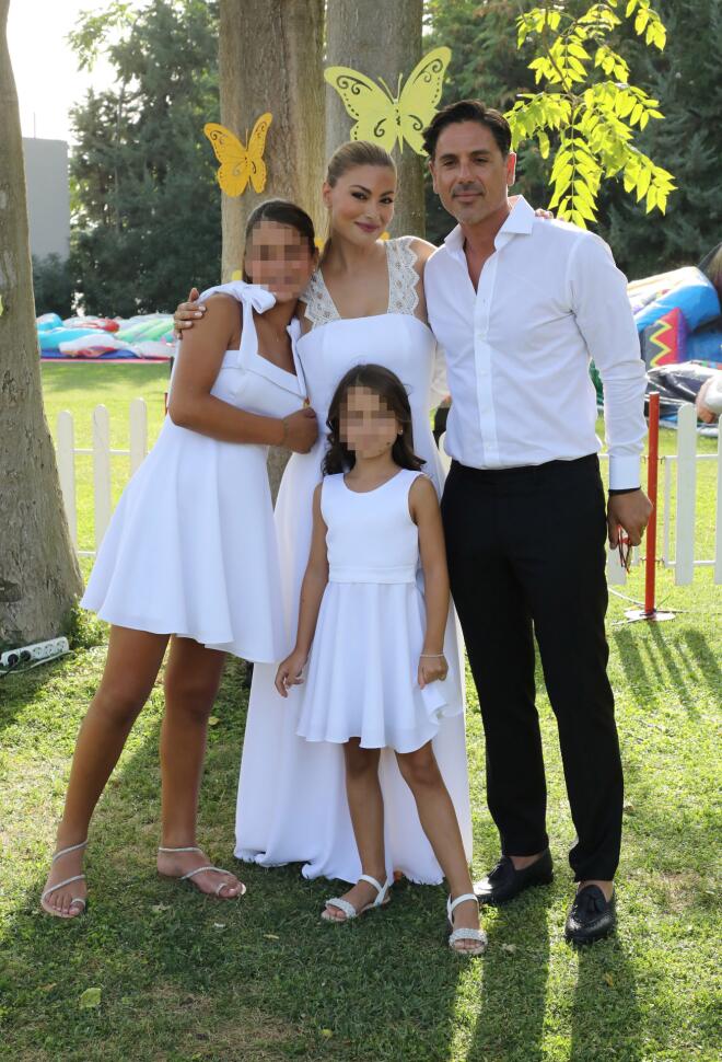 Βαγγέλης Ταρασιάδης- Δέσποινα Καμπούρη με τις κόρες τους , το 2023/ NDP