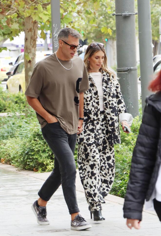 Αθηνά Οικονομάκου – Μπρούνο Τσερέλα: Ρομαντική βόλτα στο κέντρο της Αθήνας χέρι-χέρι