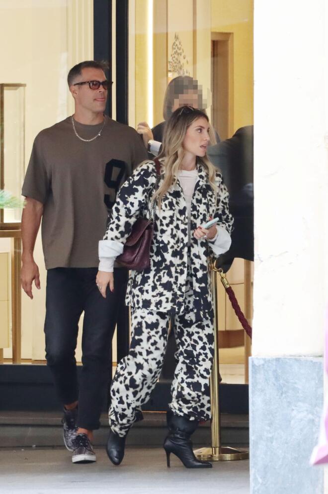 Αθηνά Οικονομάκου – Μπρούνο Τσερέλα: Ρομαντική βόλτα στο κέντρο της Αθήνας χέρι-χέρι