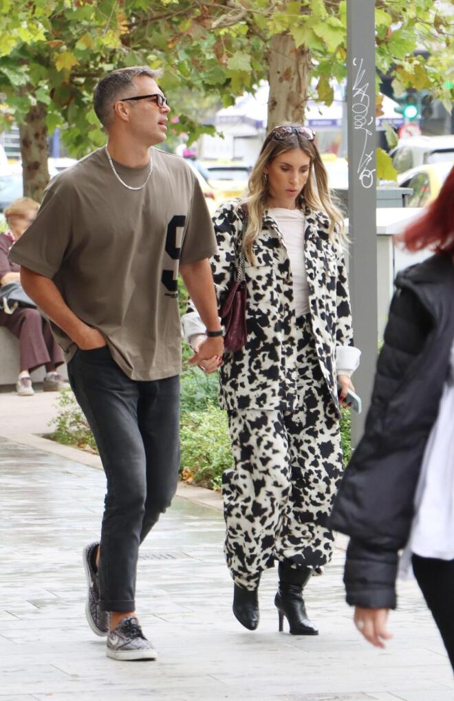 Αθηνά Οικονομάκου - Μπρούνο Τσερέλα: Ρομαντική βόλτα με αγκαλιές και φιλιά